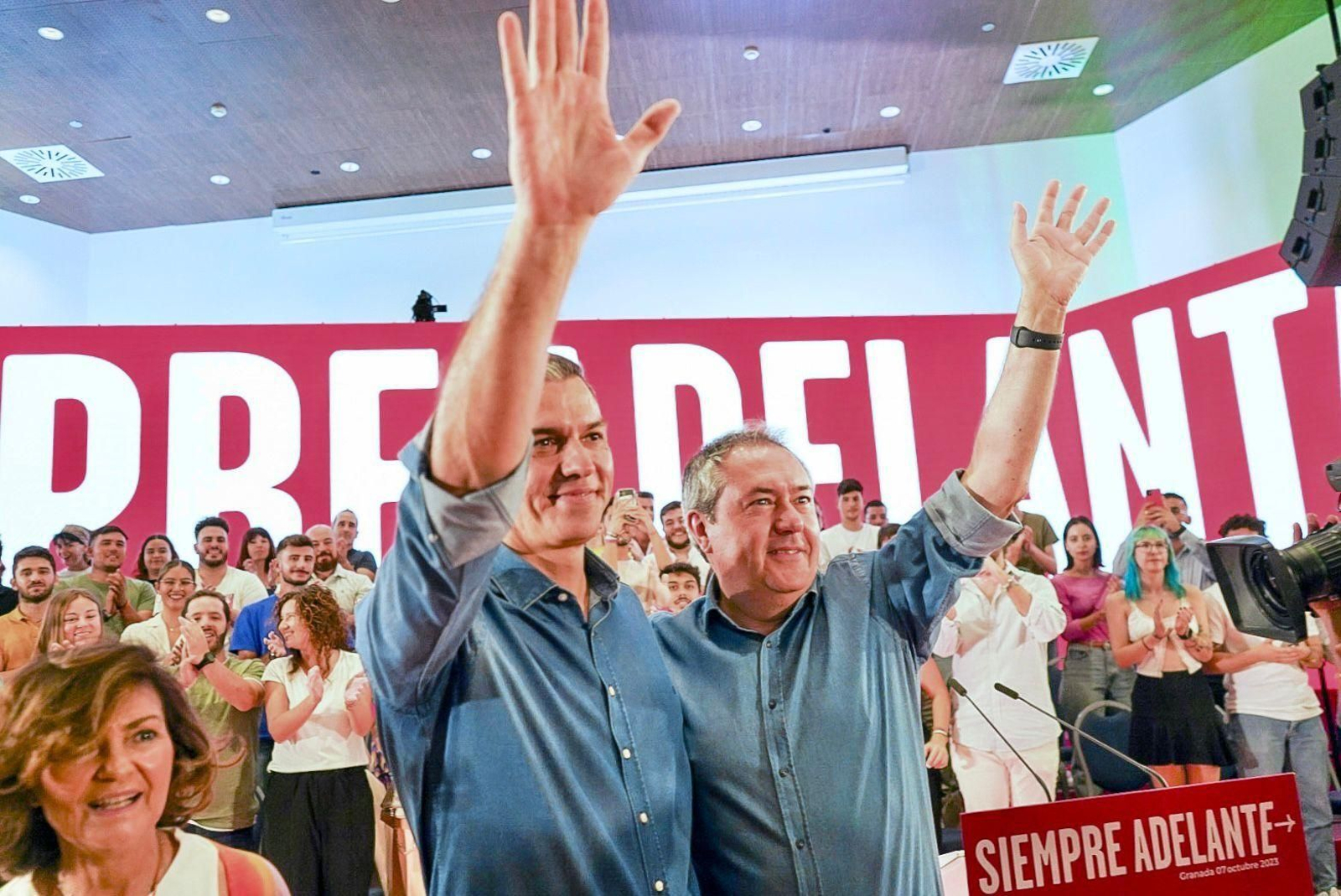 Las mejores imágenes del primer mitin de Pedro Sánchez tras recibir el encargo de formar gobierno por parte del Rey