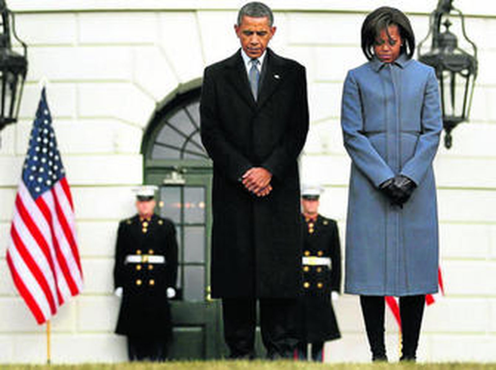 El presidente Obama y su mujer participan en el minuto de silencio por las víctimas ante la Casa Blanca.