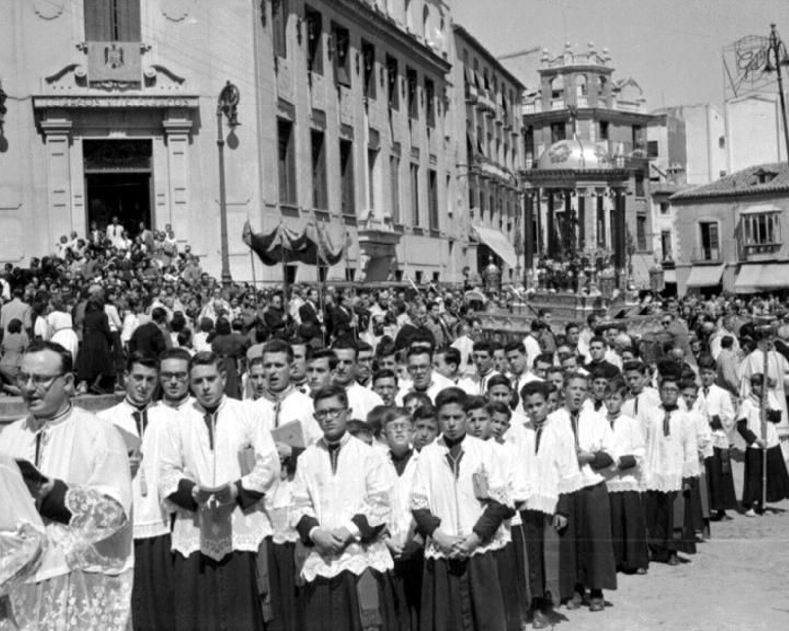 Procesión del Corpus a su paso por la plaza de San Francisco.