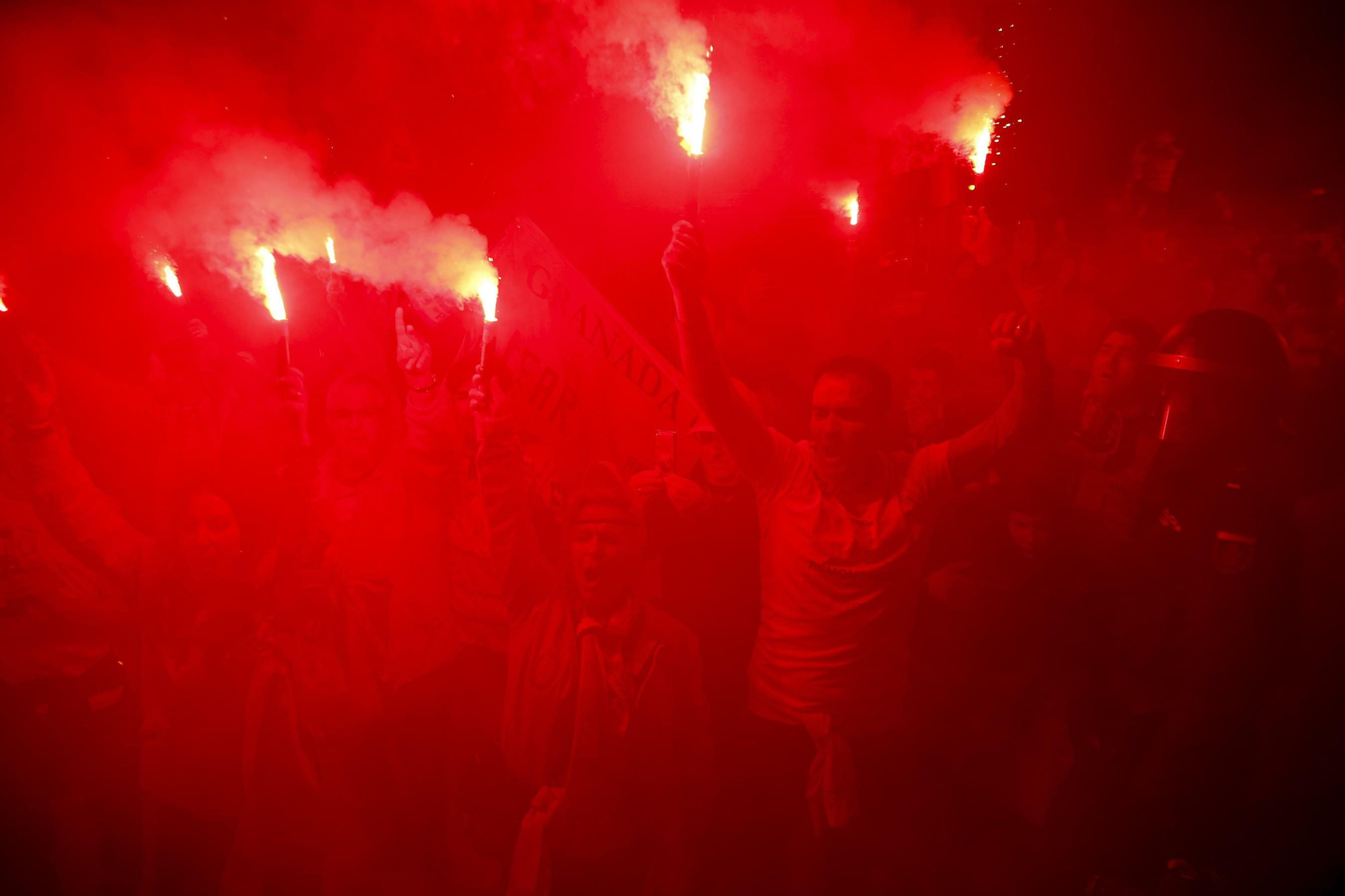 Apoteósico recibimiento a la plantilla del Granada