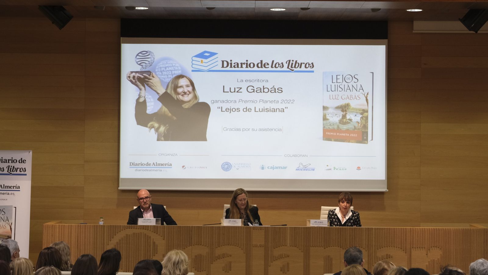 Imágenes del Diario de los Libros con la escritora ganadora del Premio Planeta 2022, Luz Gabás