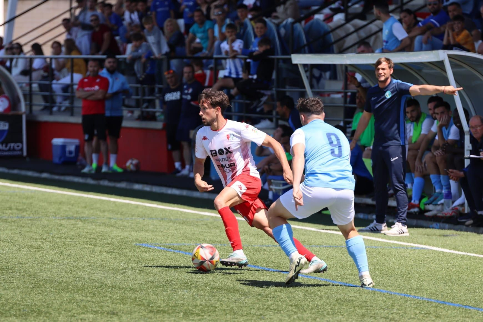 Alejandro Parra encara a un rival del Poli Ejido durante la temporada pasada. Alejandro Parra encara a un rival del Poli Ejido durante la temporada pasada.
