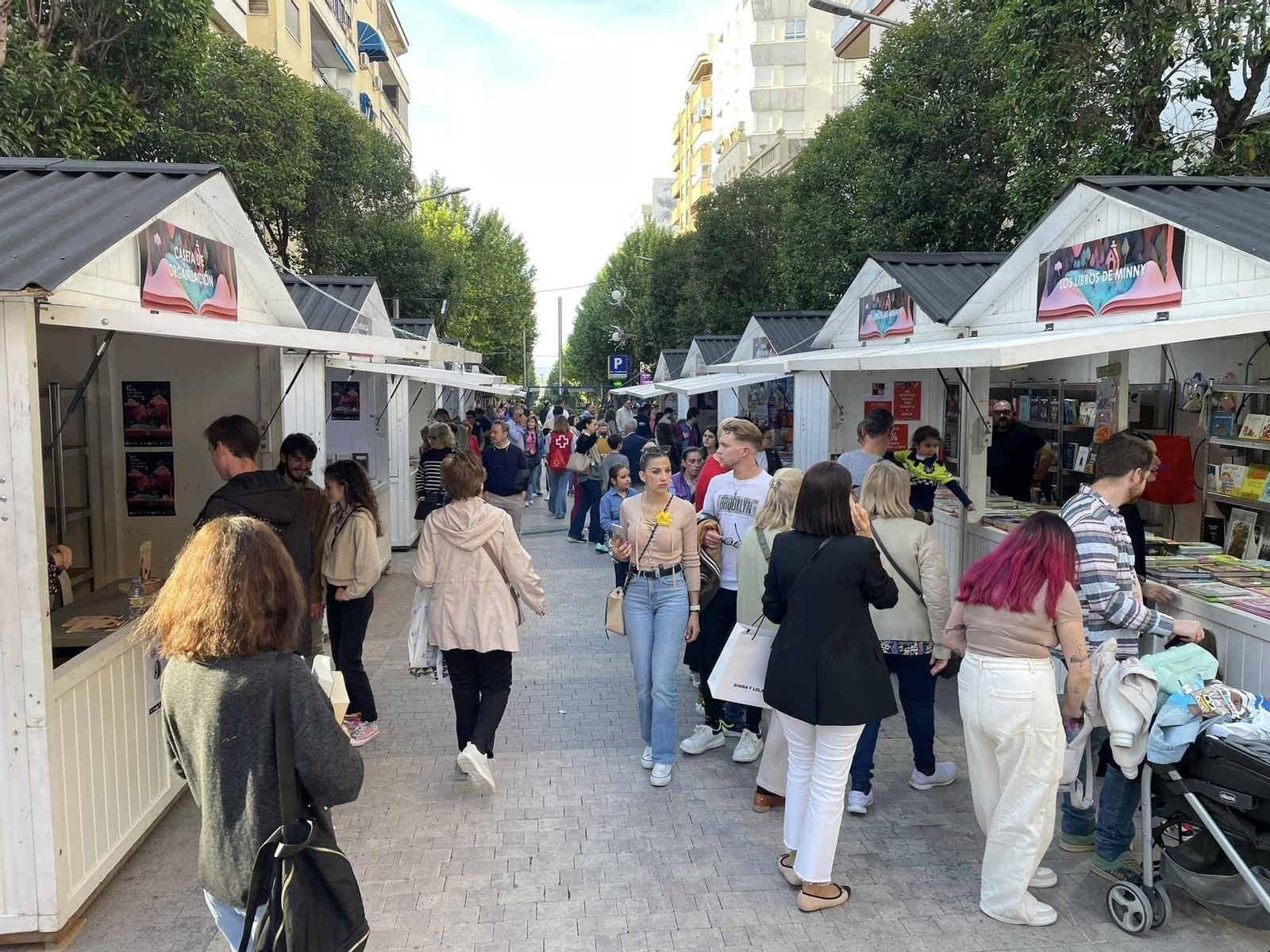 La calle Roldán y Marín se llena de casetas con los últimos títulos del mercado editorial.