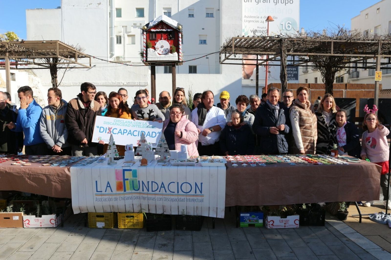 Foto de grupo en la Plaza de Las Bodegas.