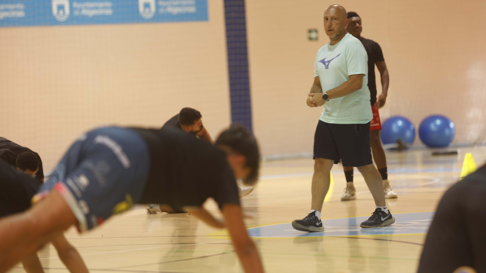 El primer entrenamiento de Ronaldo Carrasco y Sebas Restrepo con el BM Ciudad de Algeciras