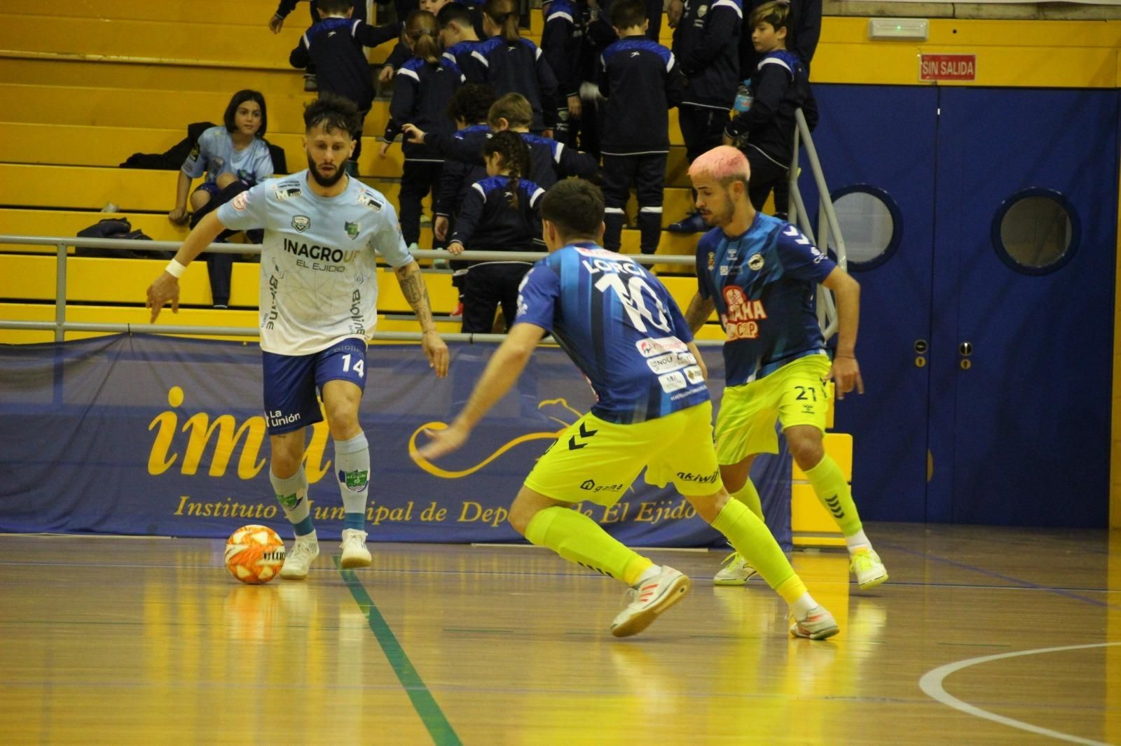 Pipi se dispone a dar un pase durante el último partido disputado en casa.