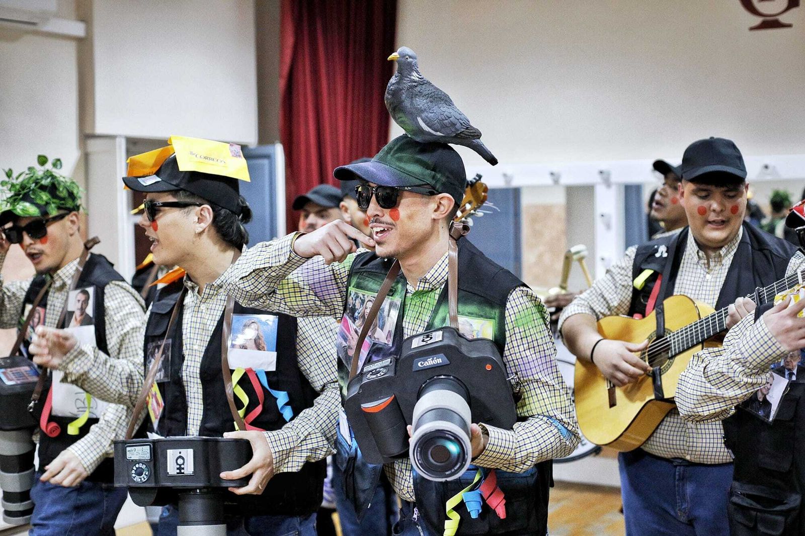 Chirigota 'El que la sigue la consigue' en camerinos.