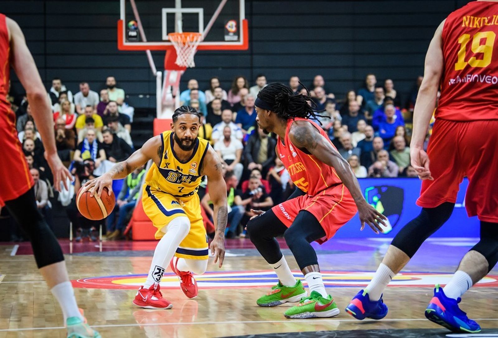 Perry trata de defender a Robertson