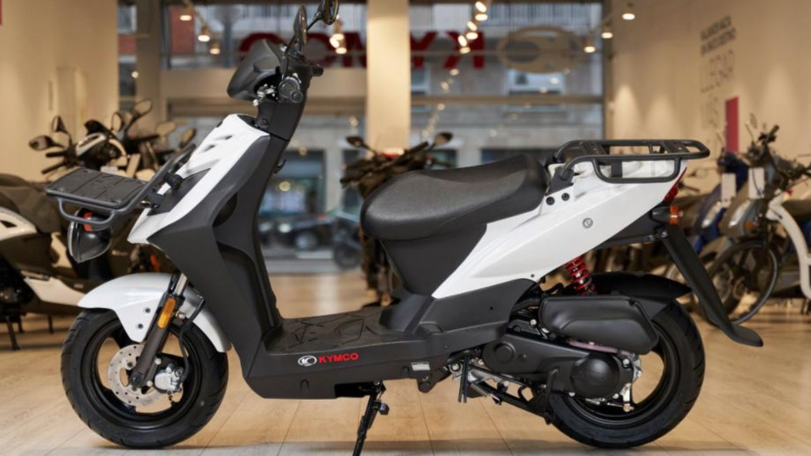 Con dos zonas para la situación de la carga, el Kymco Agility Carry 50 se convierte en un poderoso aliado para el e-commerce.