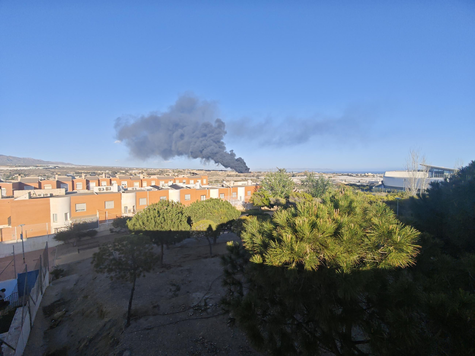 Las imágenes del incendio de la planta de reciclaje en Almería