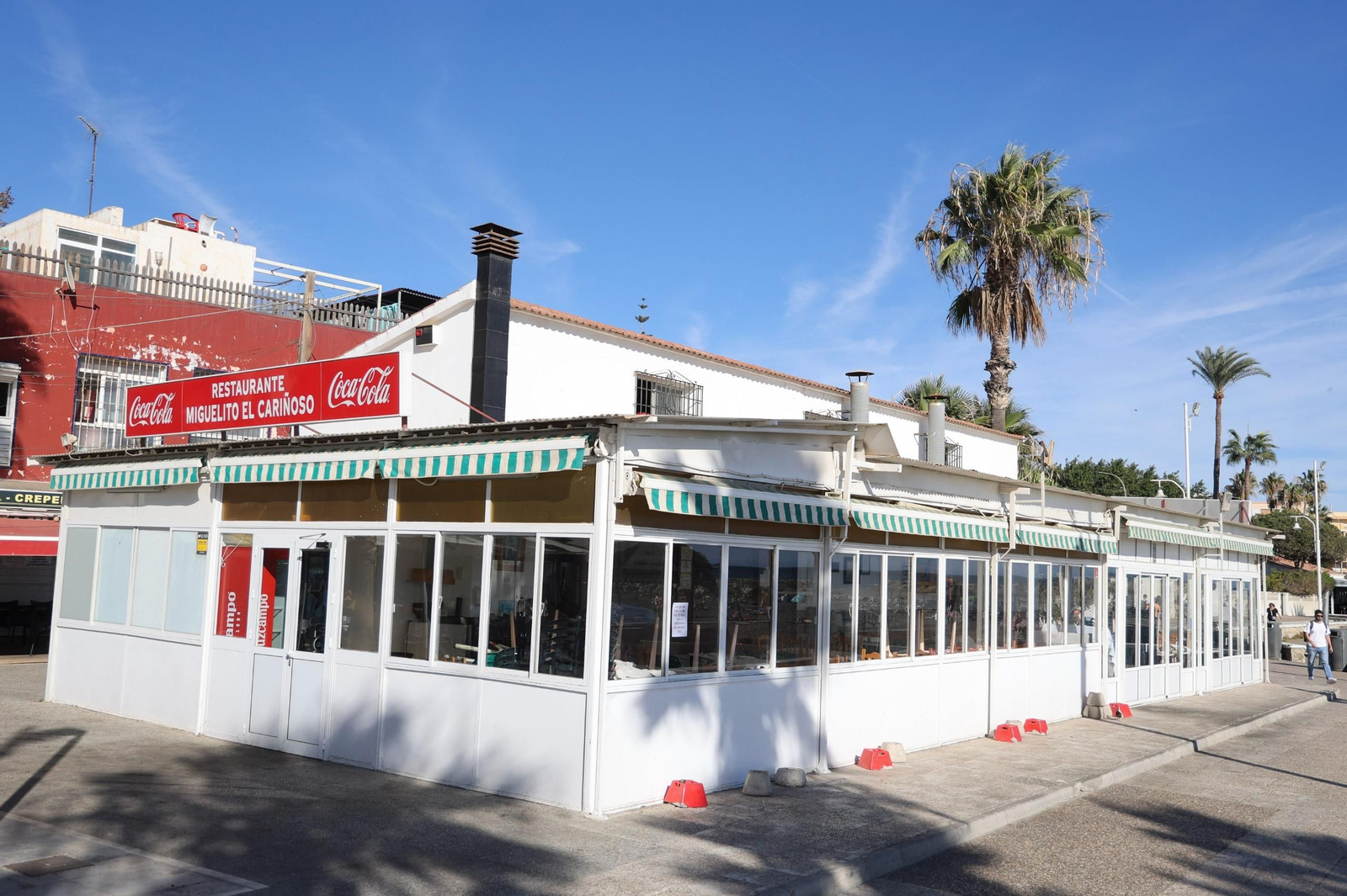 El chiringuito Miguelito El Cariñoso cerrado por descanso del personal este lunes.