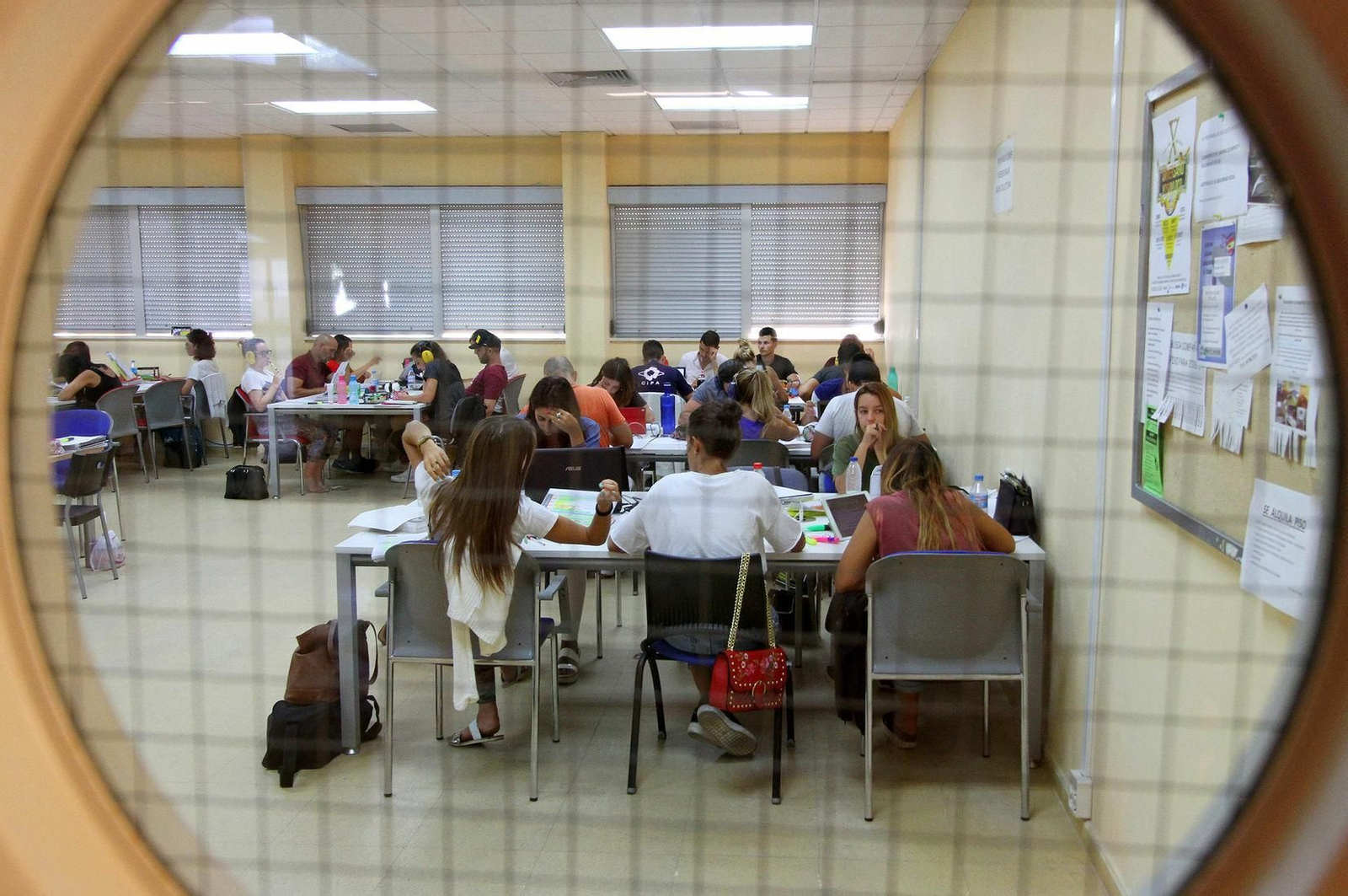 El edificio Galileo acoge a numerosos alumnos universitarios que estudian durante la época de exámenes.