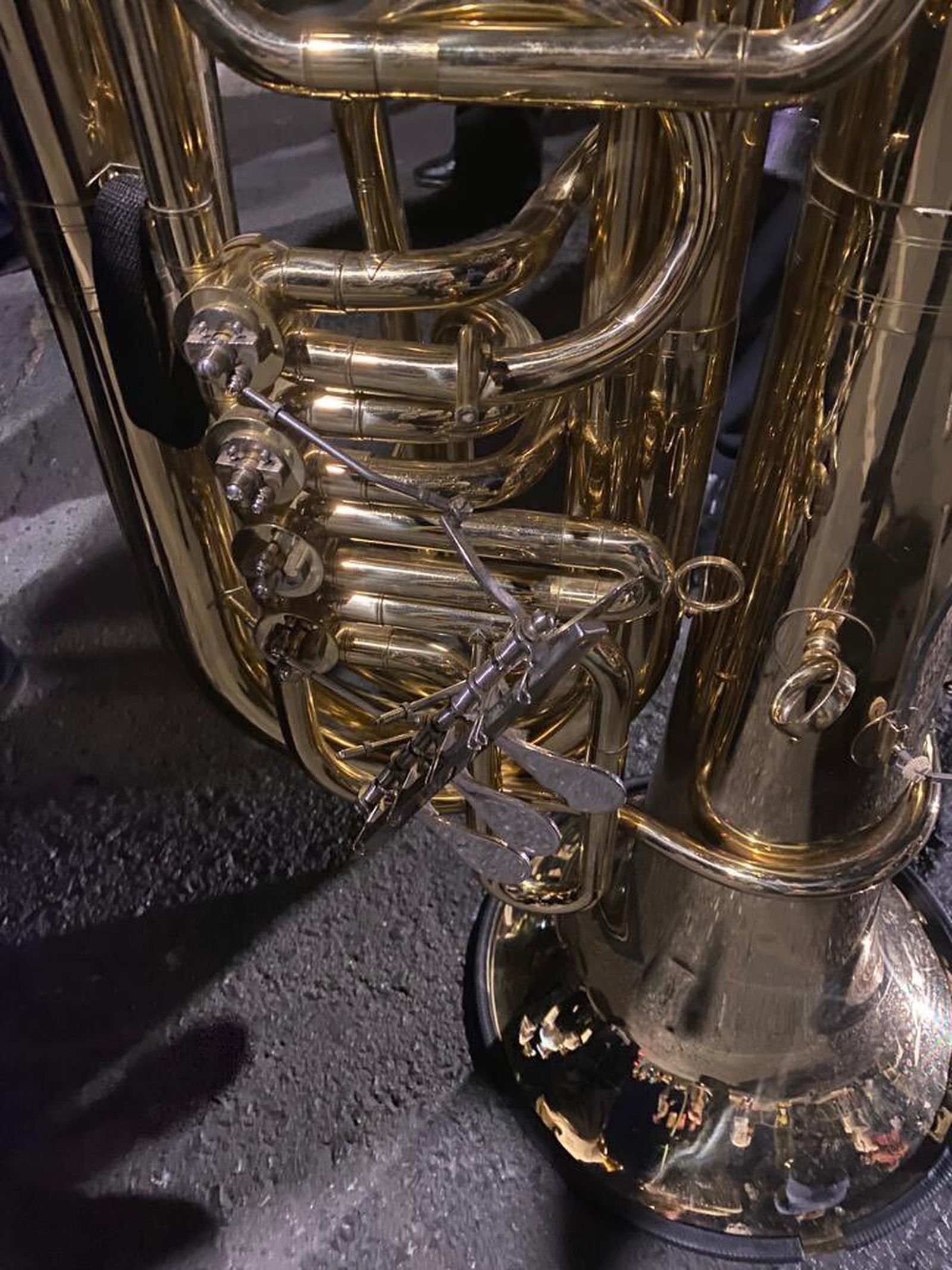 Detalle de la tuba rota tras el suceso