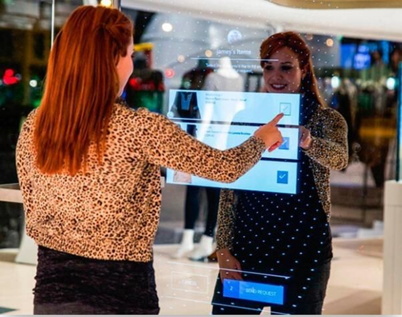 Una mujer interactúa con la herramienta en un escaparate.