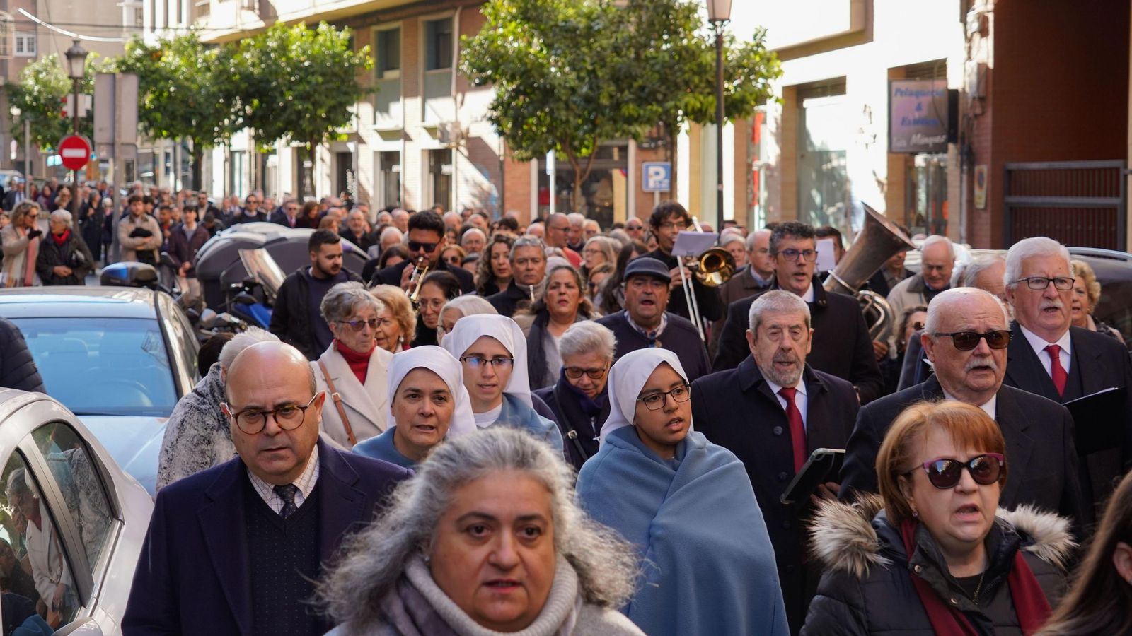 Fieles acompañan la procesión extraordinaria
