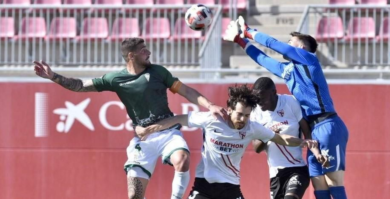 Xavi Molina intenta el remate por alto ante la salida de Alfonso Pastor.