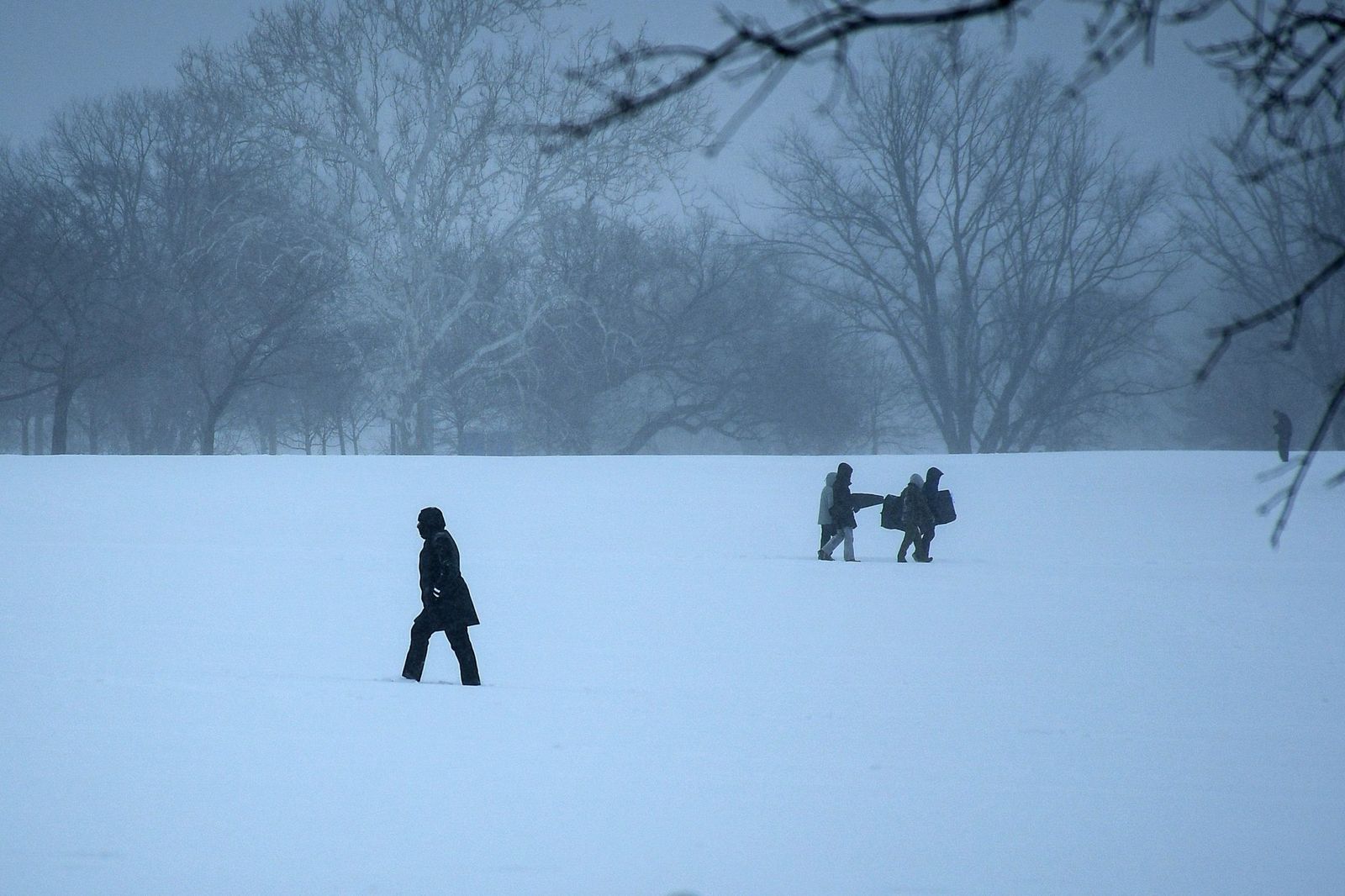Las gélidas y blancas imágenes que deja la tormenta monstruosa en los EEUU