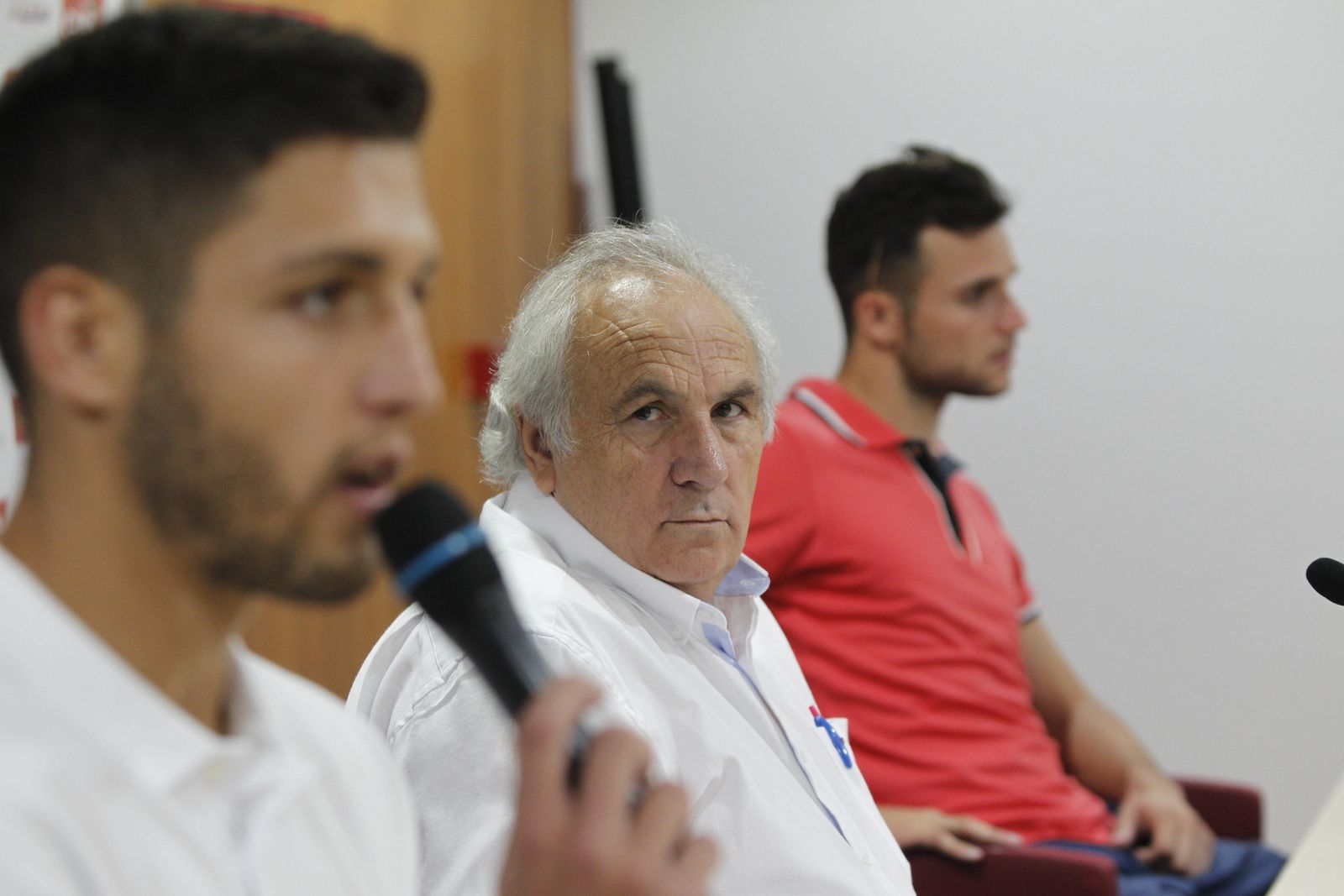 Alfonso García escucha a Montoro.