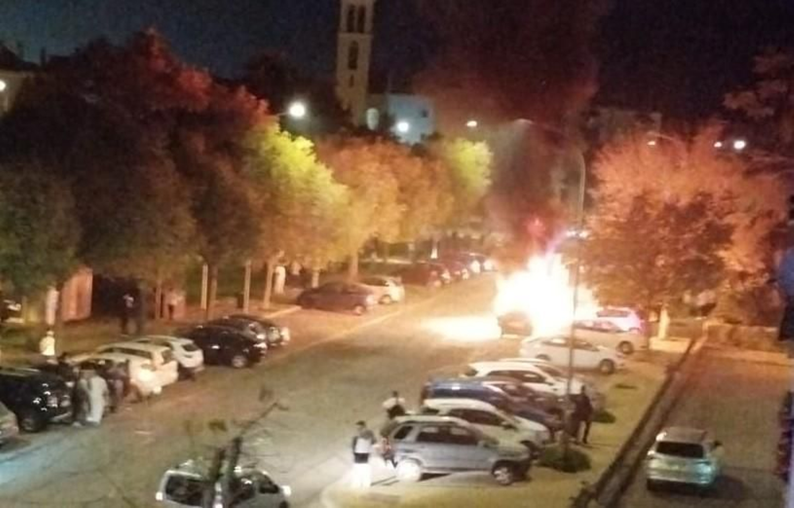 Coche en llamas en Miralbaida.