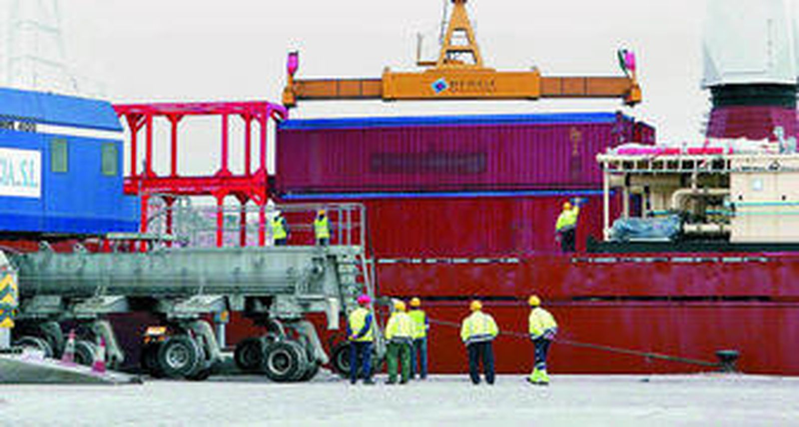 Llegada al puerto de un barco con contenedores con mármol.