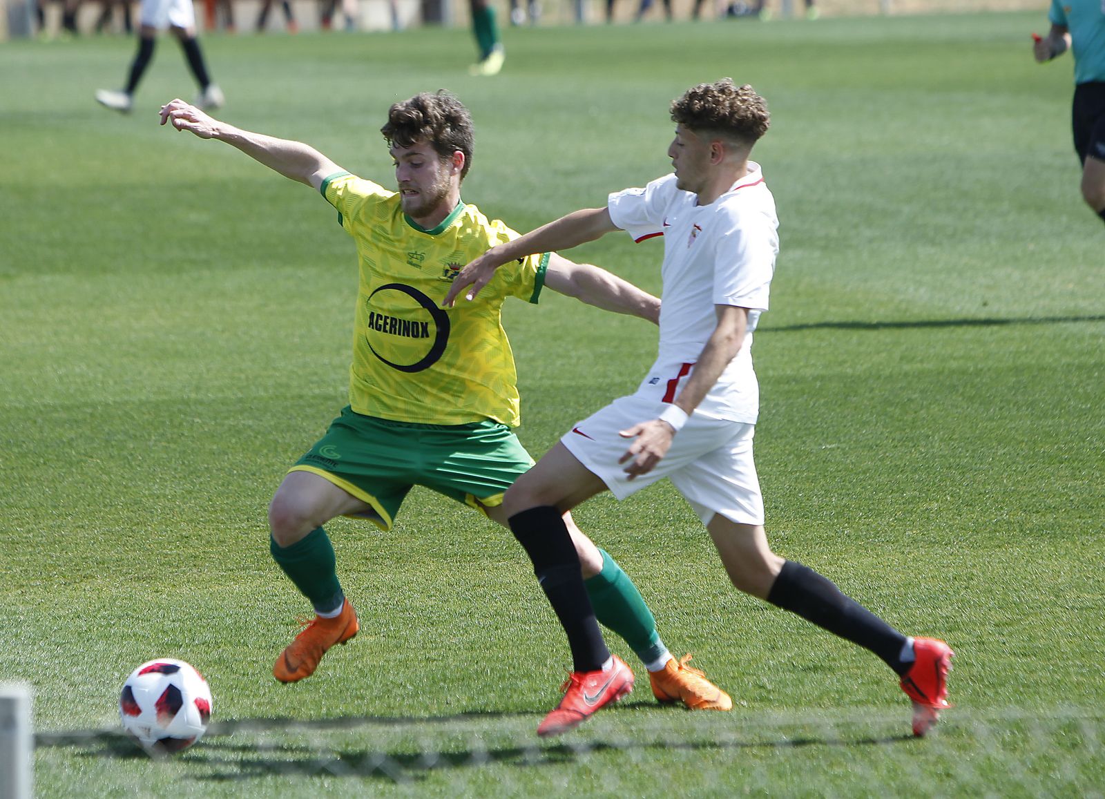 El gualdiverde Gonzalo pugna por el balón con un contrario.