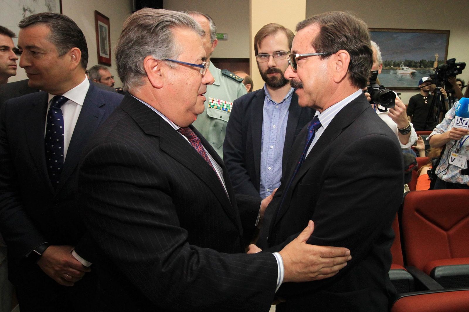 Juan Ignacio Zoido, ministro del Interior, presenta en la Comandancia de la Guardia Civil la nueva versión de AleryCops y el dispositivo del Rocío y posteriormente acude a la Diputación de Huelva para visitar la exposición sobre el terrorismo, en imágenes