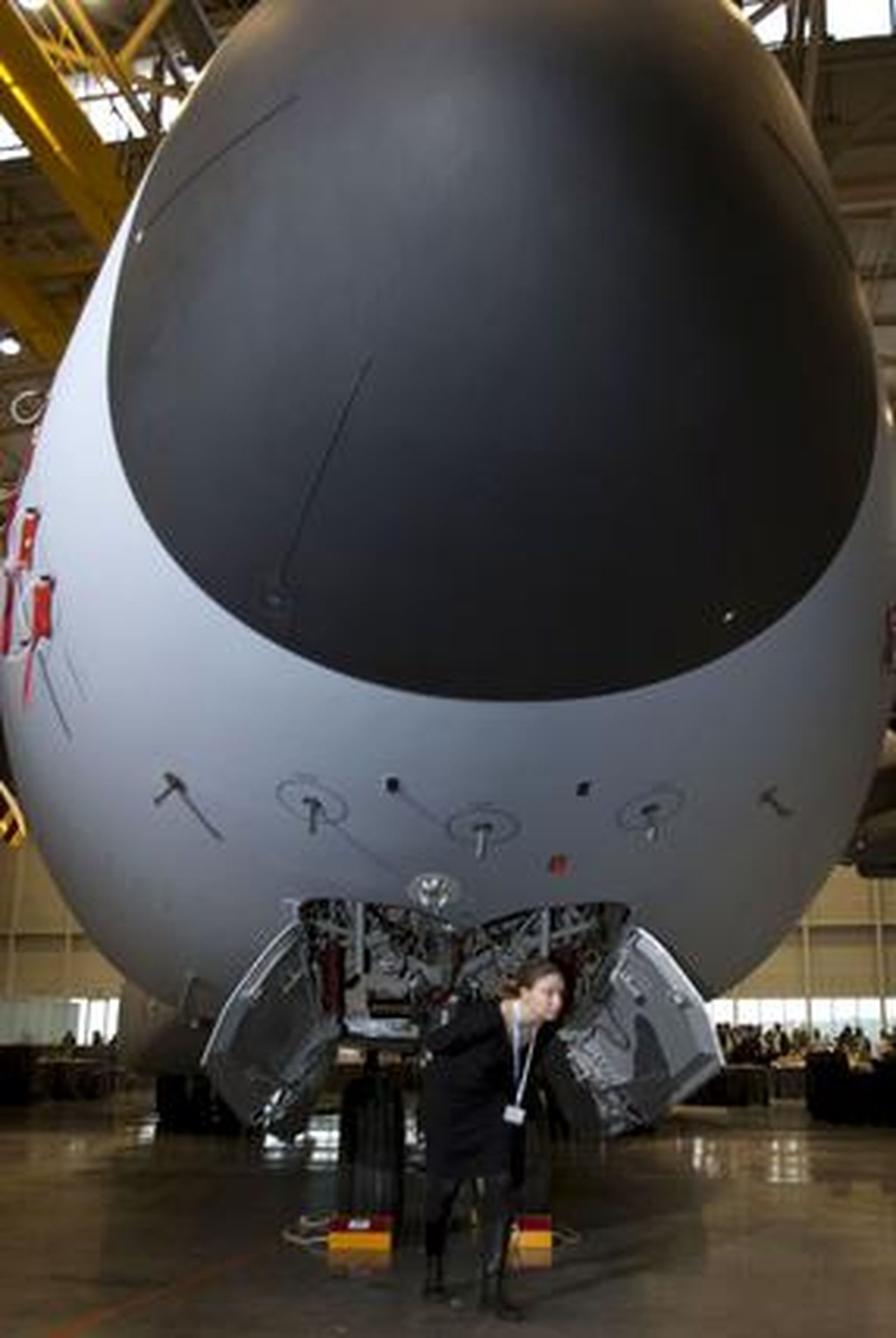 El presidente de EADS, Louis Gallois, acompañado del presidente de Airbus, Thomas Enders y el presidente de la división militar del fabricante europeo de aviones, Domingo Urena-Raso, ha fijado el 31 de enero de 2010 como fecha final para las negociaciones con los gobiernos europeos.

Foto: Agencias/ Jose Ángel García