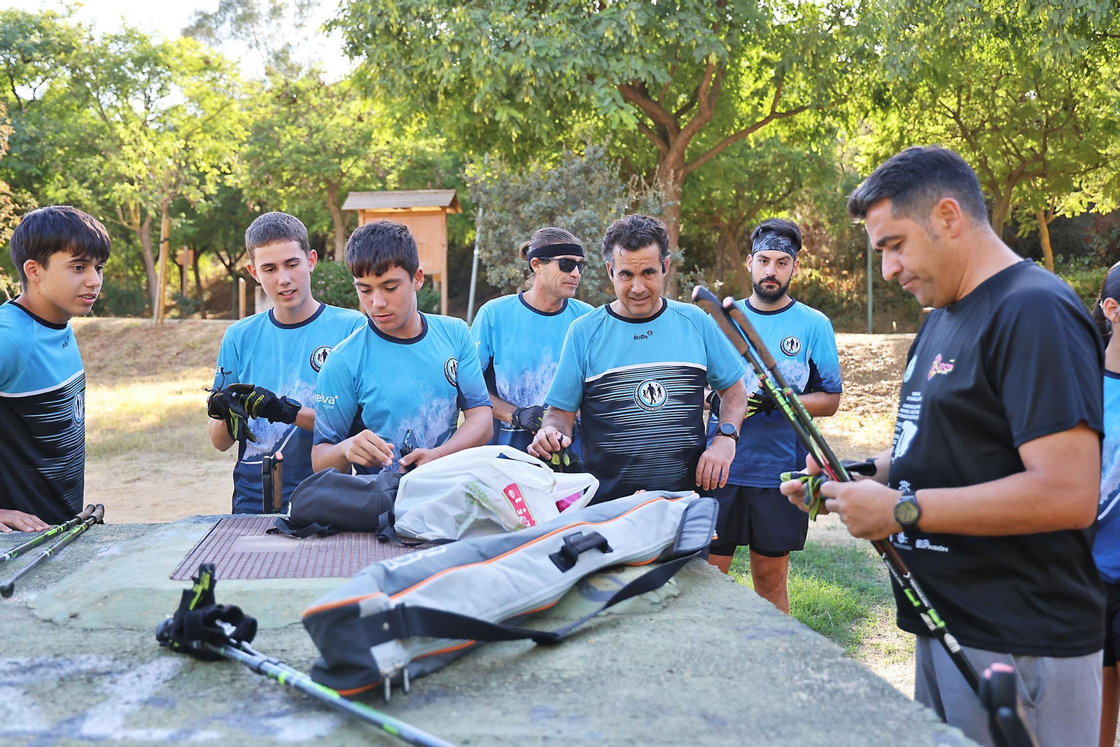 Imágenes de un entrenamiento de marcha nórdica del CD Multideportes