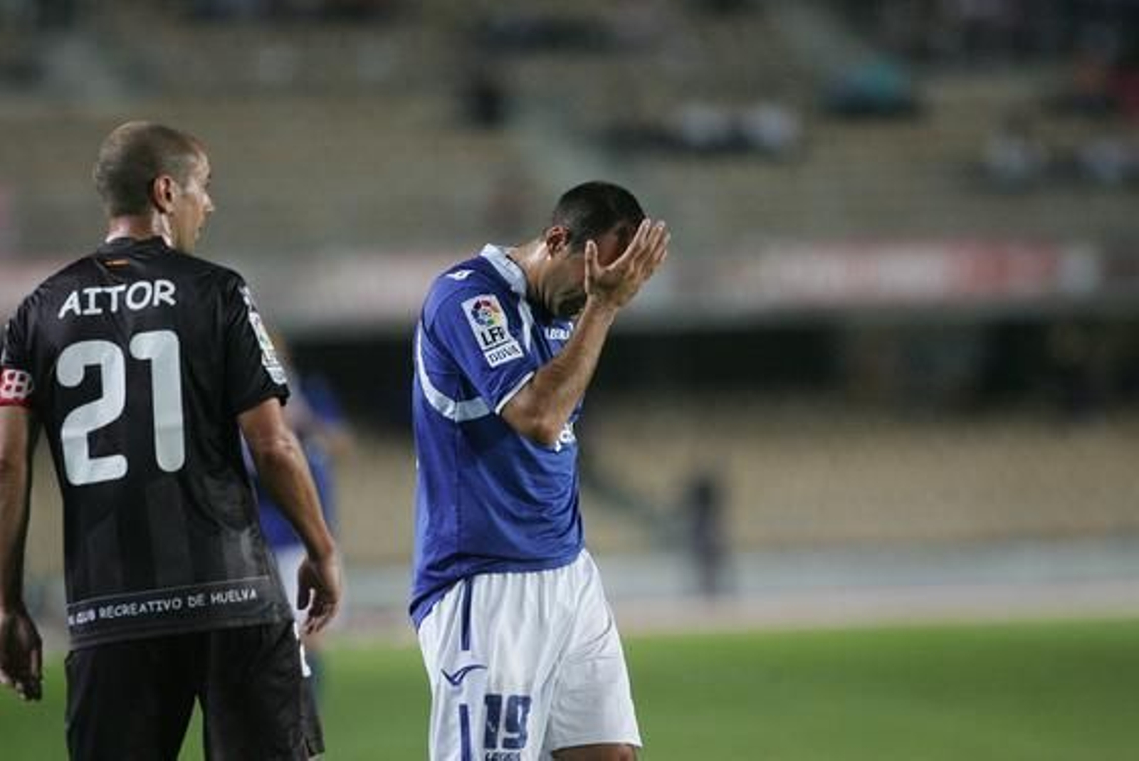 Capdevila, que salió en la segunda parte, se lleva la mano a la cara. 

Foto: Pascual