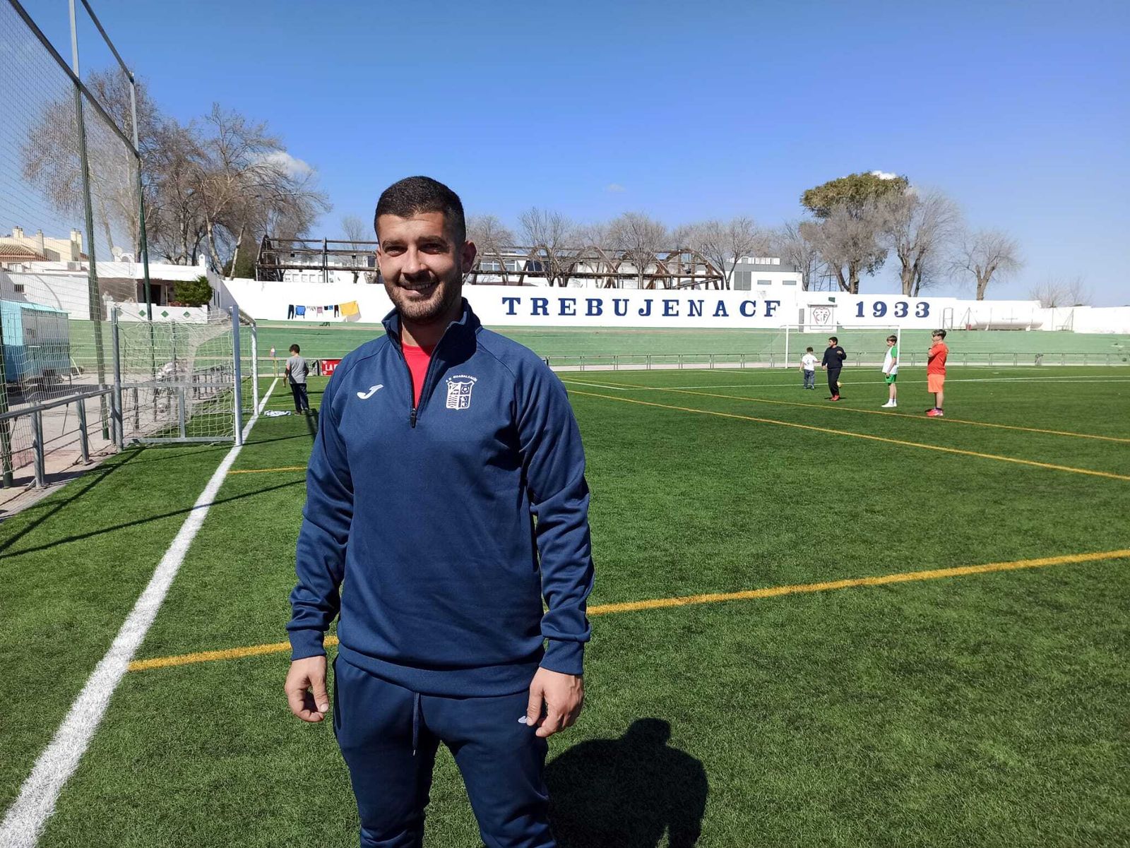 El técnico del Guadalcacín, muy sonriente tras la victoria de su equipo frente al Castilleja en Trebujena.