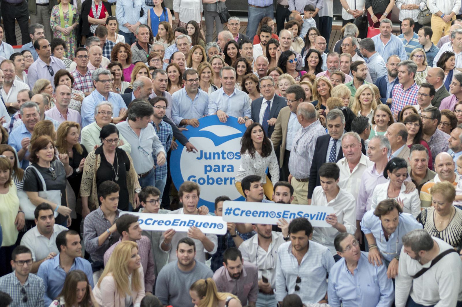 Bueno, rodeado de simpatizantes durante la presentación de su candidatura a seguir presidiendo el PP de Sevilla.