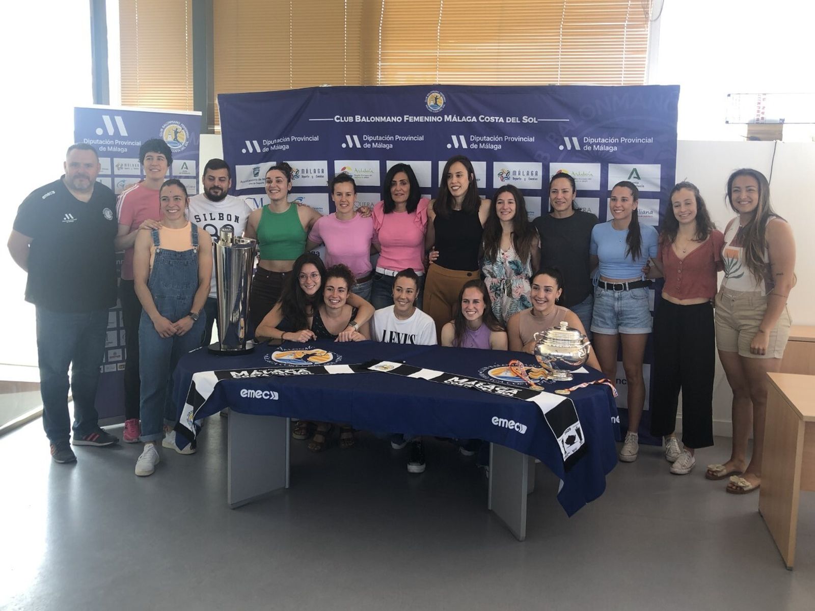 Paula García, rodeada por compañeras y familia en su despedida.