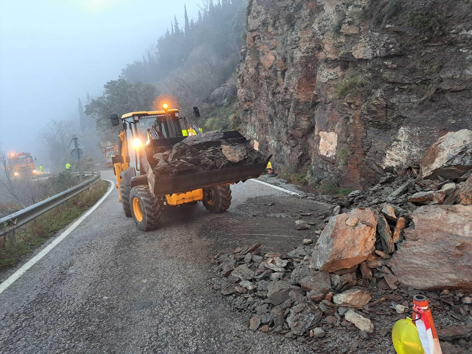 Trabajos en Pampaneira para limpiar la carretera.