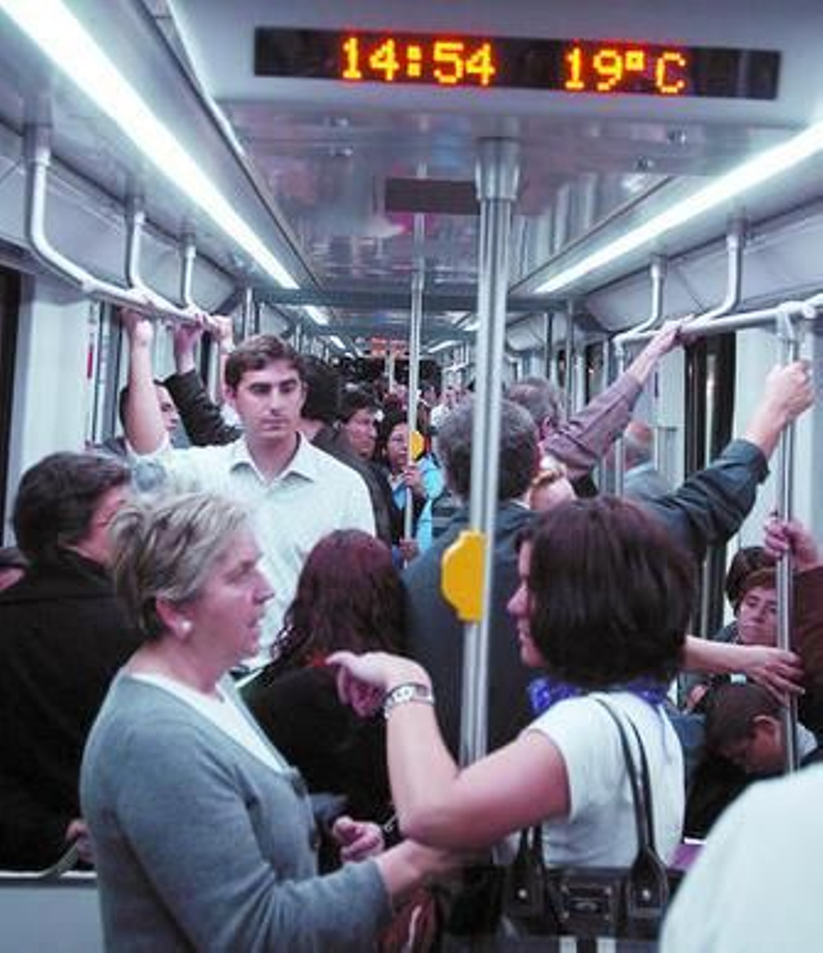 En hora punta, ayer, un vehículo lleno a niveles más razonables que los de la inauguración.