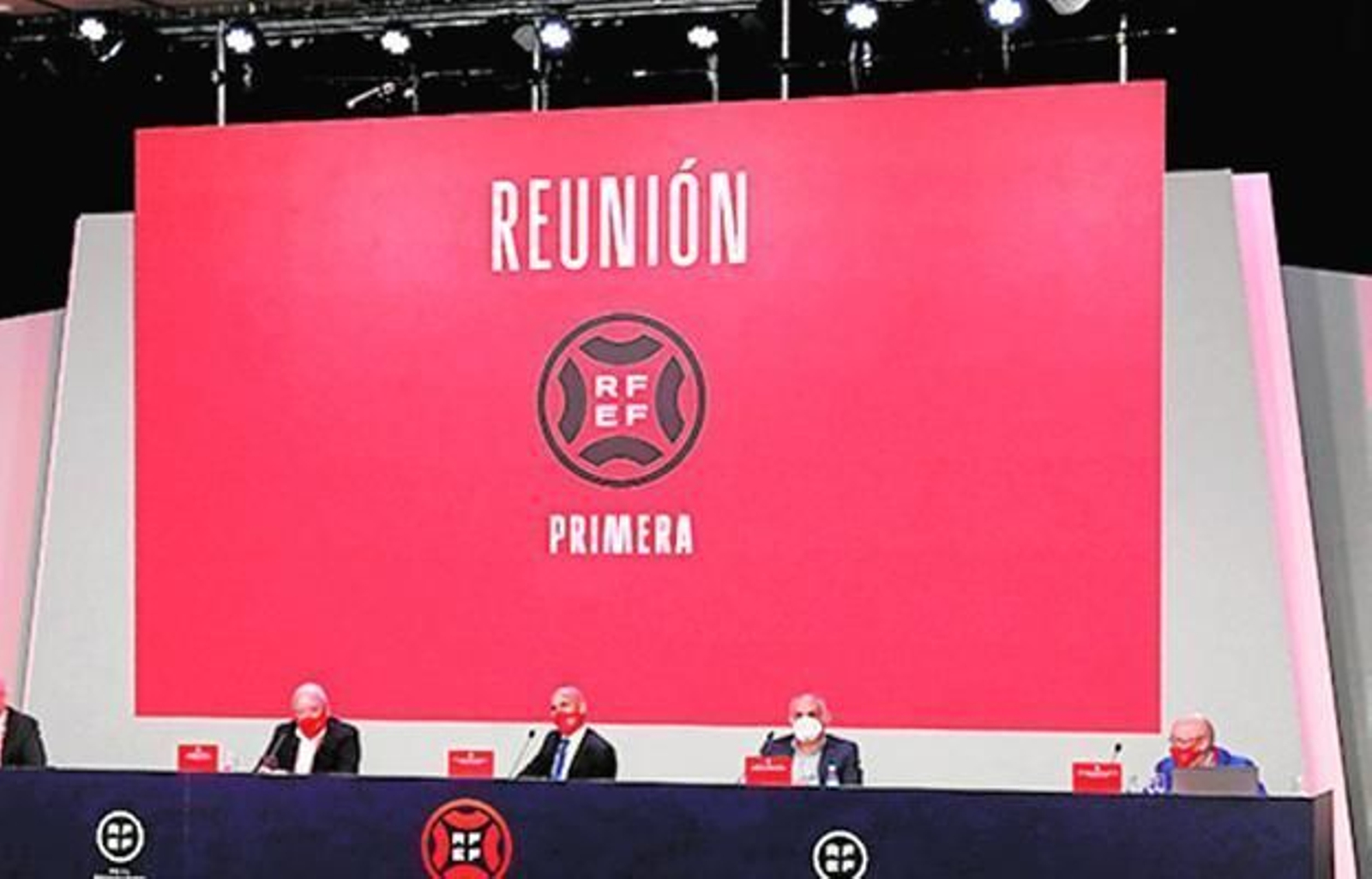 La mesa presidencial, durante la reunión Federación-clubes del pasado miércoles