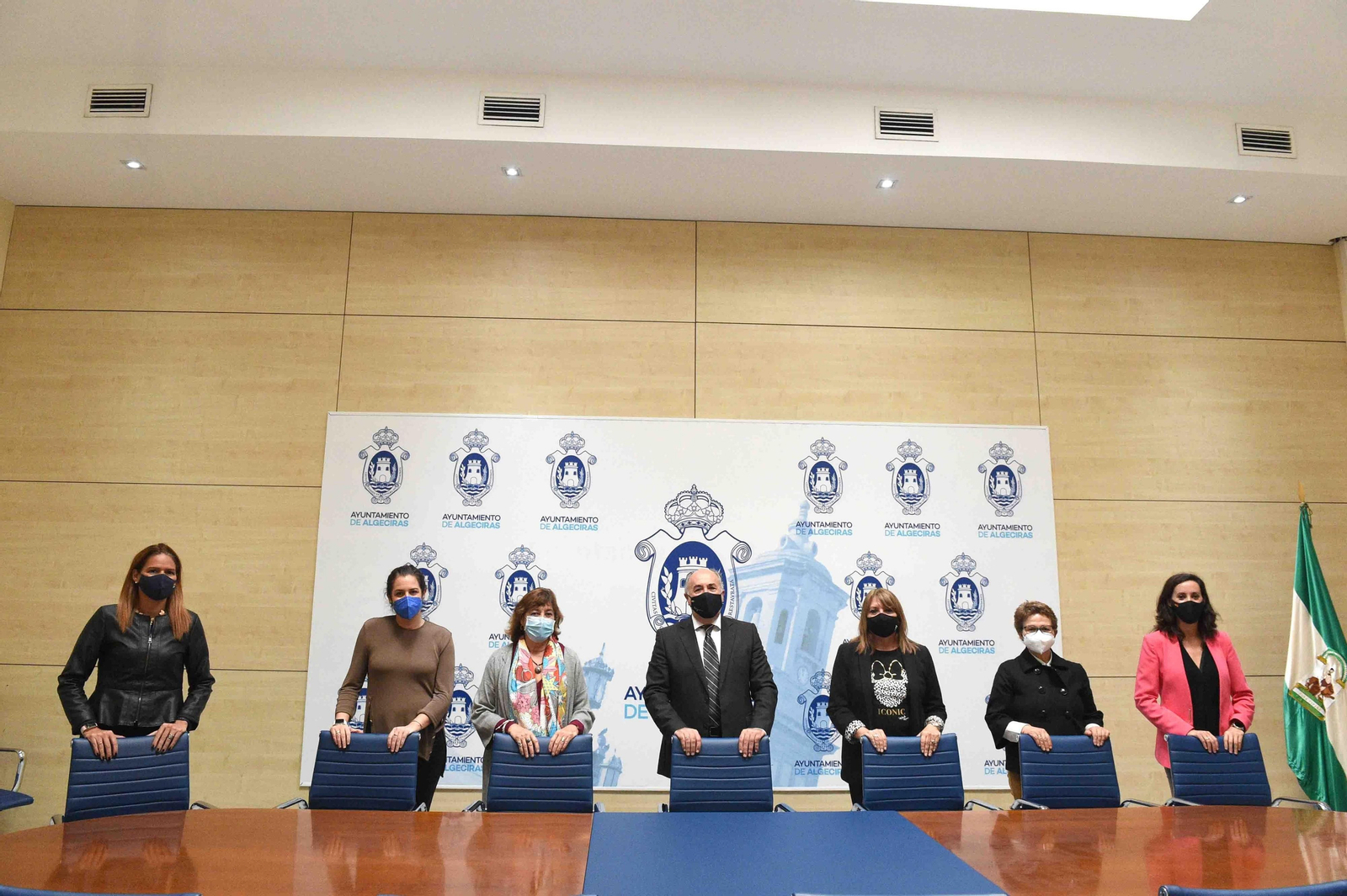 Representantes del Ayuntamiento y de la directiva de Apadis.