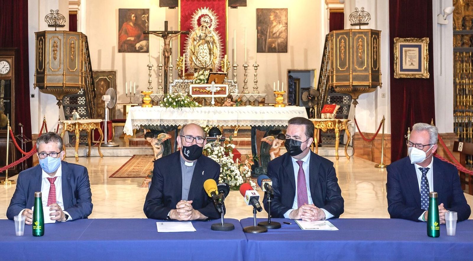 Acto de firma del convenio en la parroquia de Santa María la Blanca.