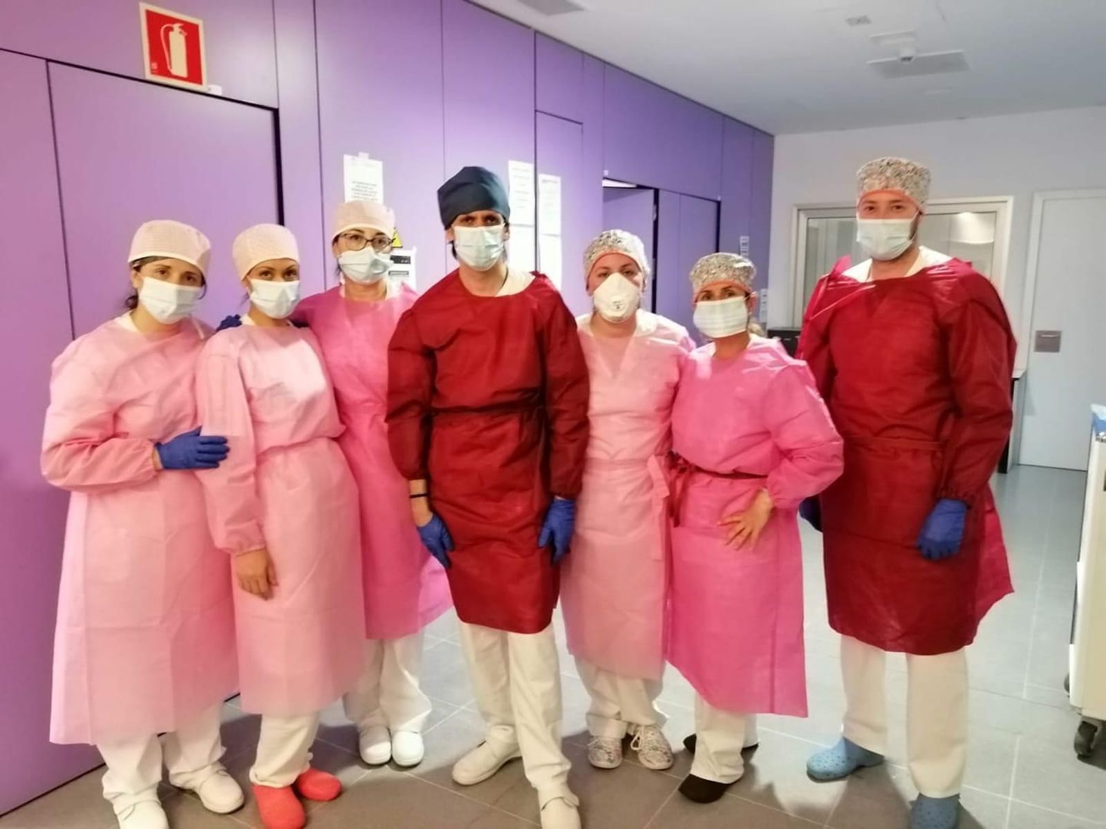 Hospitales de Sevilla y Cádiz han recibido las batas, gorros y mascarillas fabricados por las vecinas de Martín de la Jara.