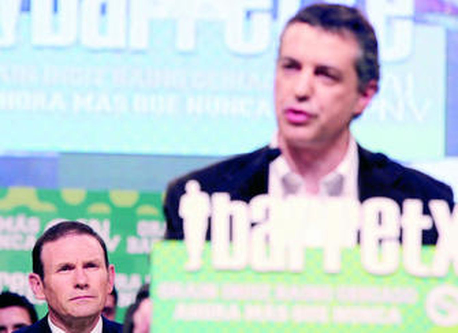 Ibarretxe atiende a la intervención del líder del PNV, Íñigo Urkullu, ayer en Baracaldo.