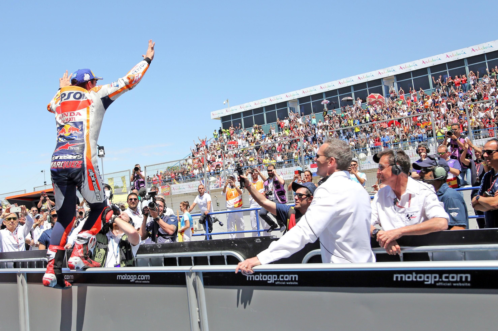 Márquez saluda a la afición jerezana.