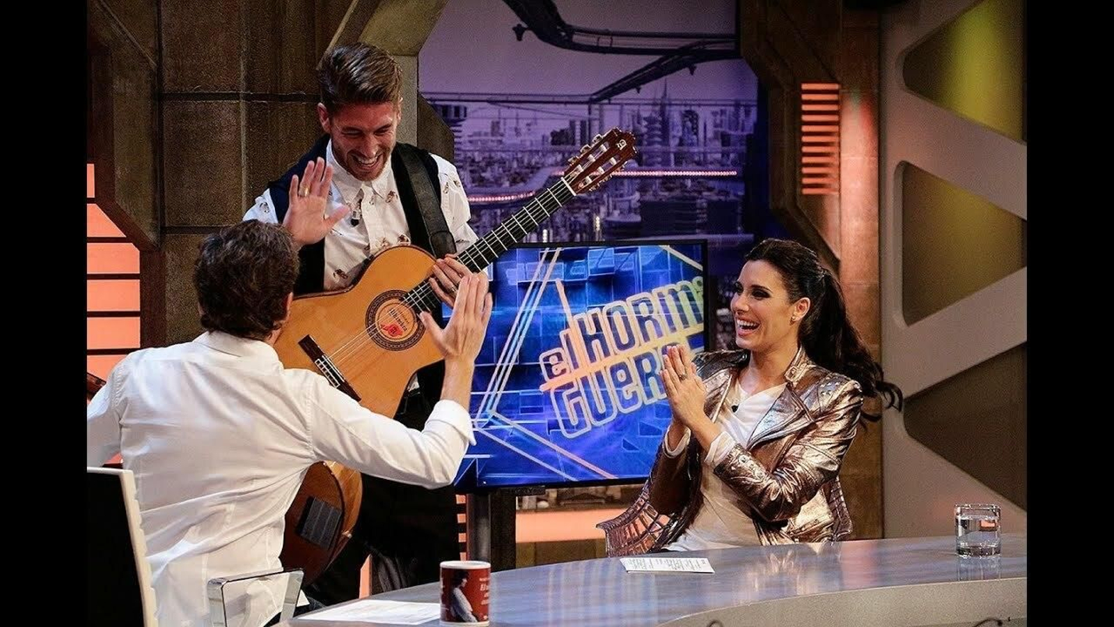 Y primera propina. Por supuesto que Pilar y Sergio han coincidido varias veces en antena. En El Hormiguero el futbolista sorprendió a su amada con una rumbita acompañando a Motos.