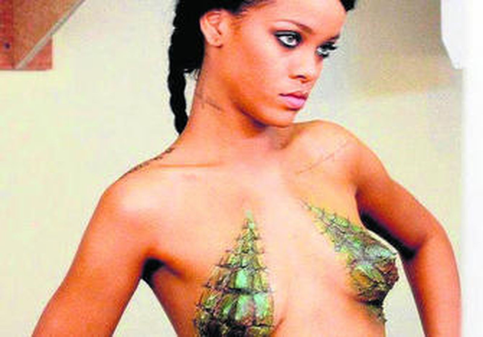 Rihanna enseña las escamas