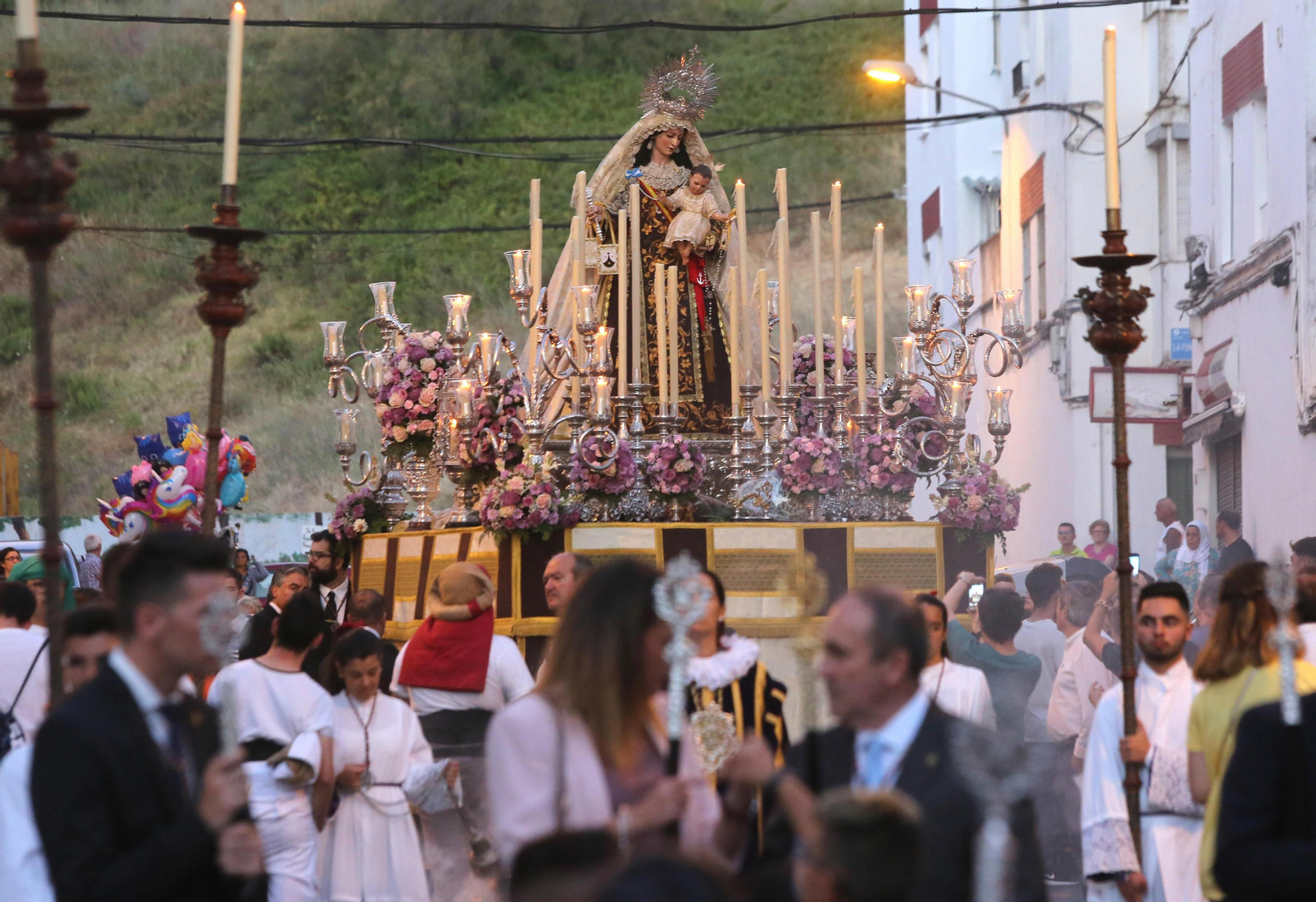 Numerosas personas se concentraron en el Muelle de Levante para ver partir la embarcación que portaba la imagen de la Virgen del Carmen.