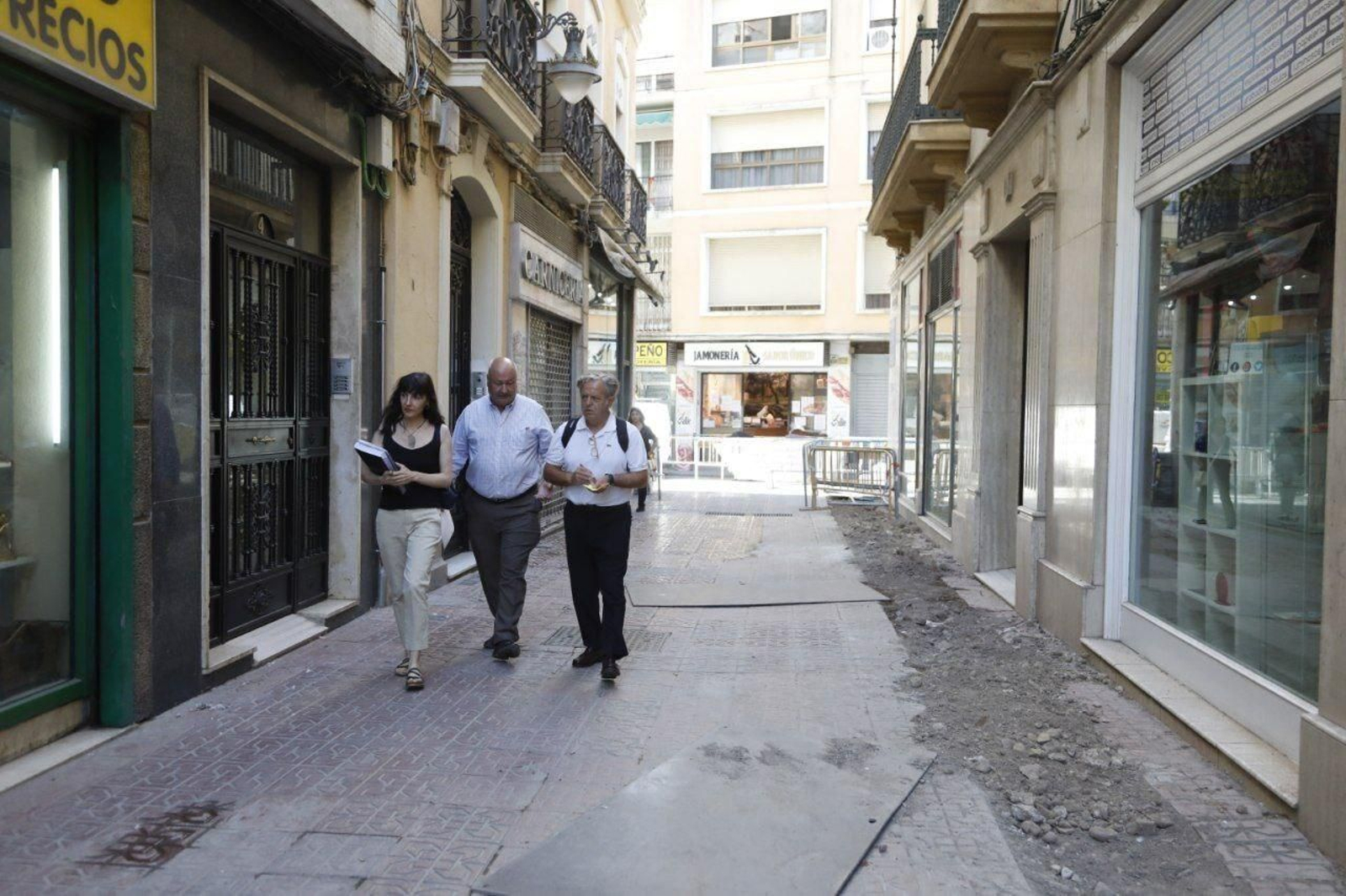 Fuentes y personal de la Gerencia de Urbanismo, pasea por la calle Eduardo Dato.