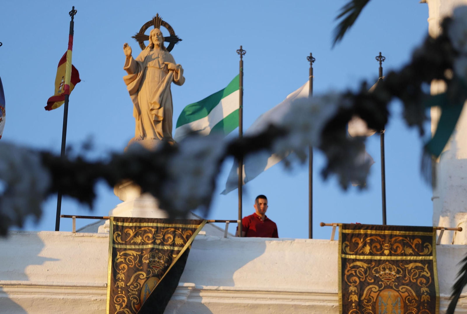 La Virgen del Rocío recorre las calles de Almonte hacia el Chaparral para el inicio del Camino de los Llanos