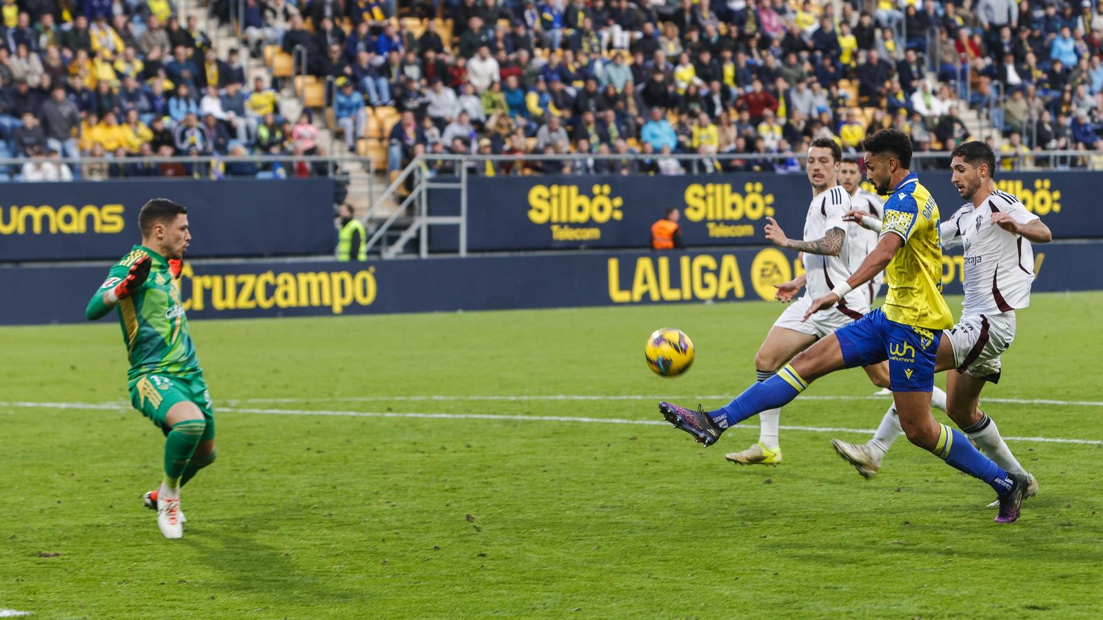 Búscate entre las fotos del partido de fútbol Cádiz CF - Albacete Balompié
