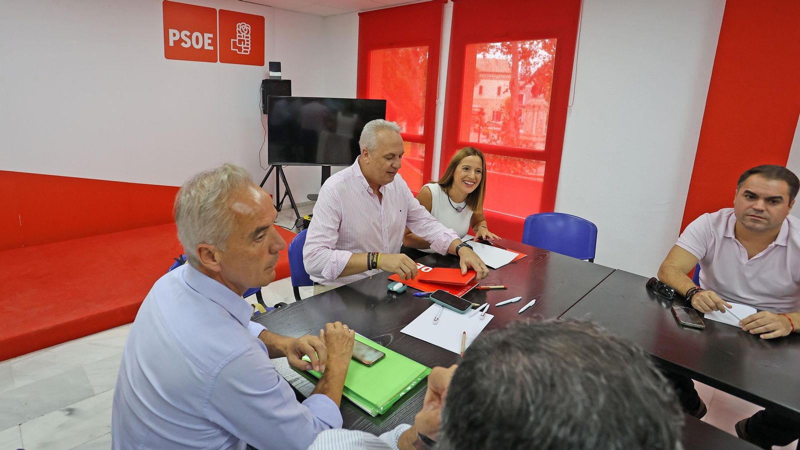 Alfonso Moscoso (izq.) y Juan Cornejo (dcha.), en una reunión de la ejecutiva provincial del PSOE en Jerez en octubre del año pasado.