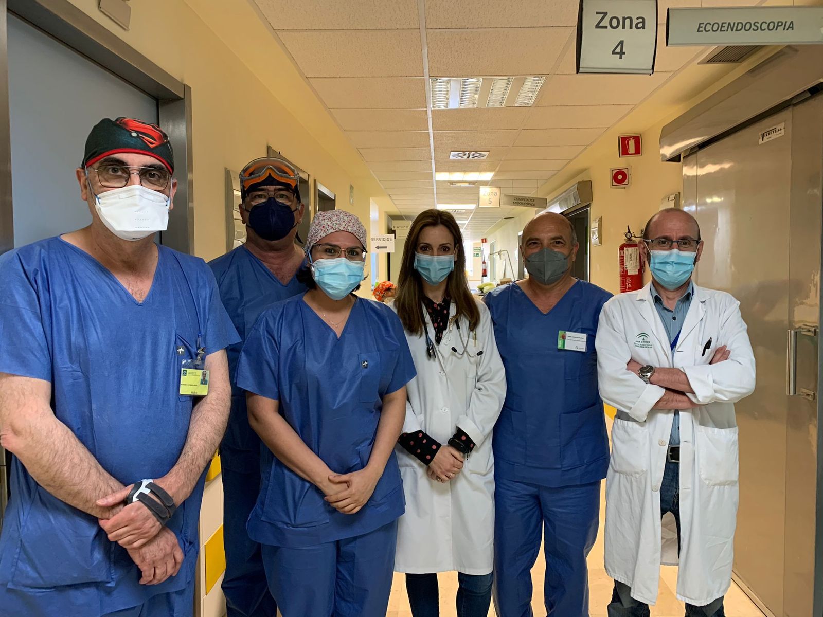 El doctor Rafael Romero (izda.), autor de la técnica junto a su equipo de trabajo, junto al responsable del servicio de Aparato Digestivo, Ángel Caunedo, primero por la derecha, y otros profesionales.