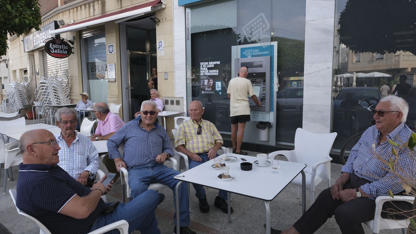 Melchor Navarro y sus amigos, todos jubilados, durante la tertulia matutina.