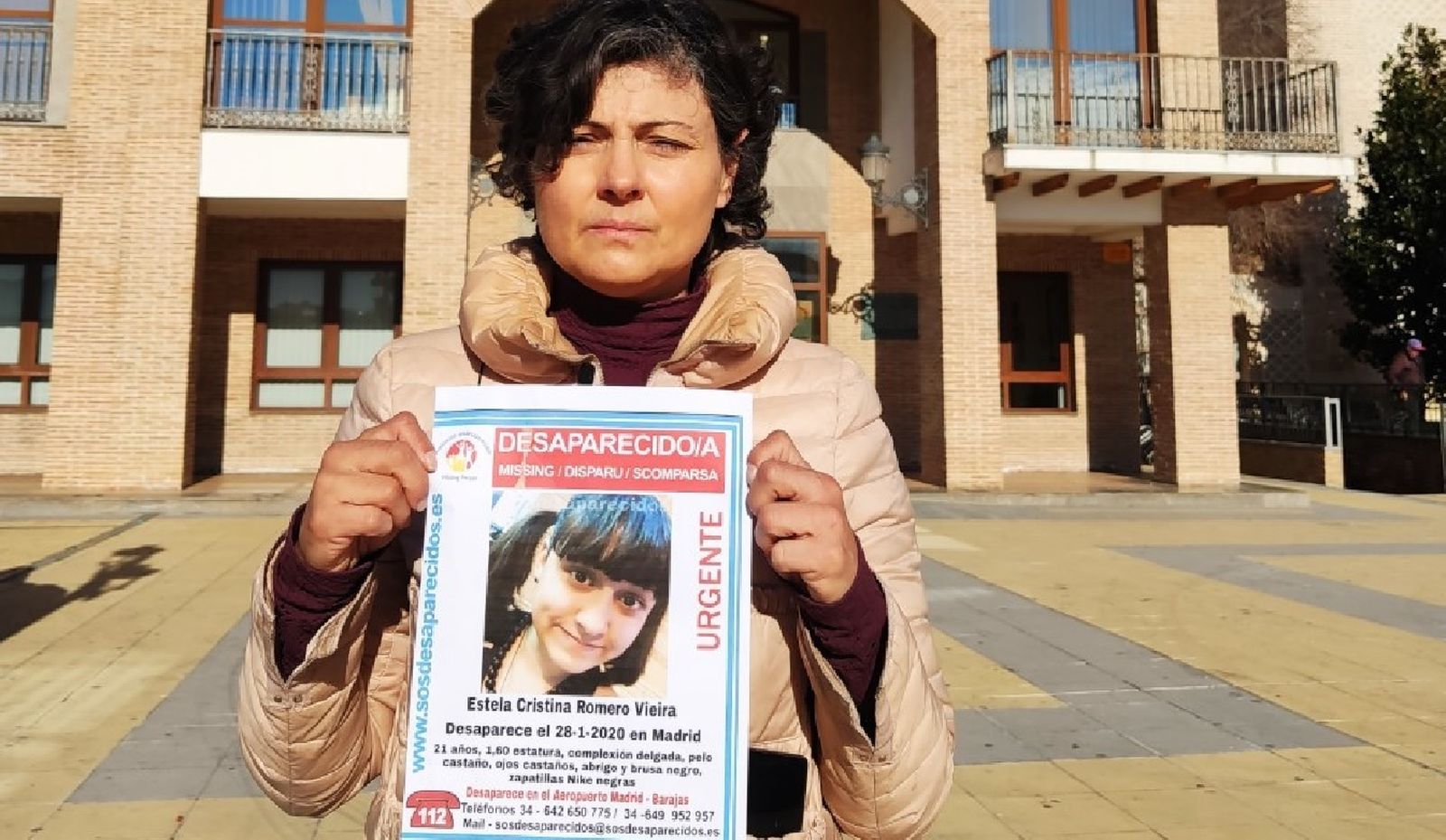 La madre de la desaparecida en Barajas.